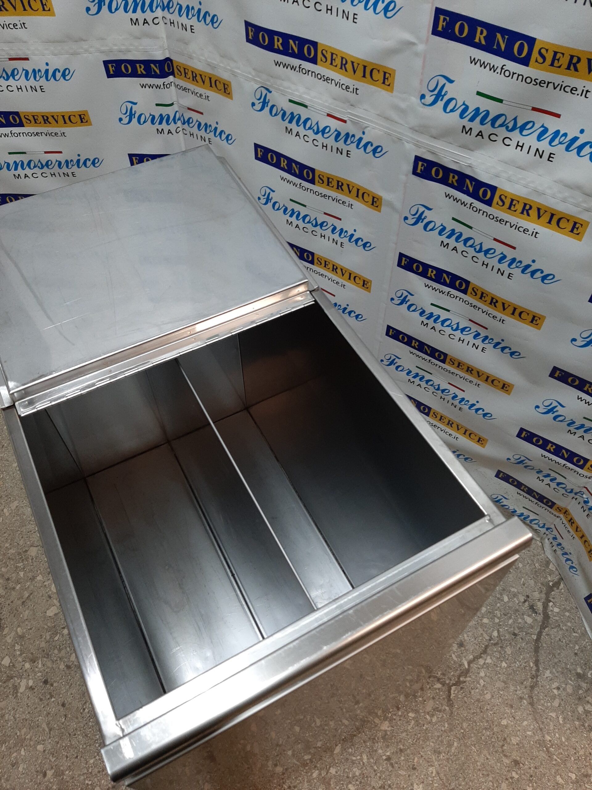 TRAMOGGIA PORTA FARINA USATO FIERA – Forno Service Macchine