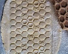 MATTARELLO DECORO BISCOTTI AL MIELE CM 43